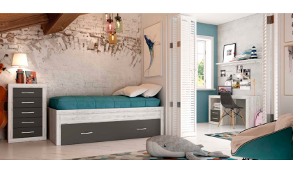 Armario-casita y litera blanca en habitación infantil 